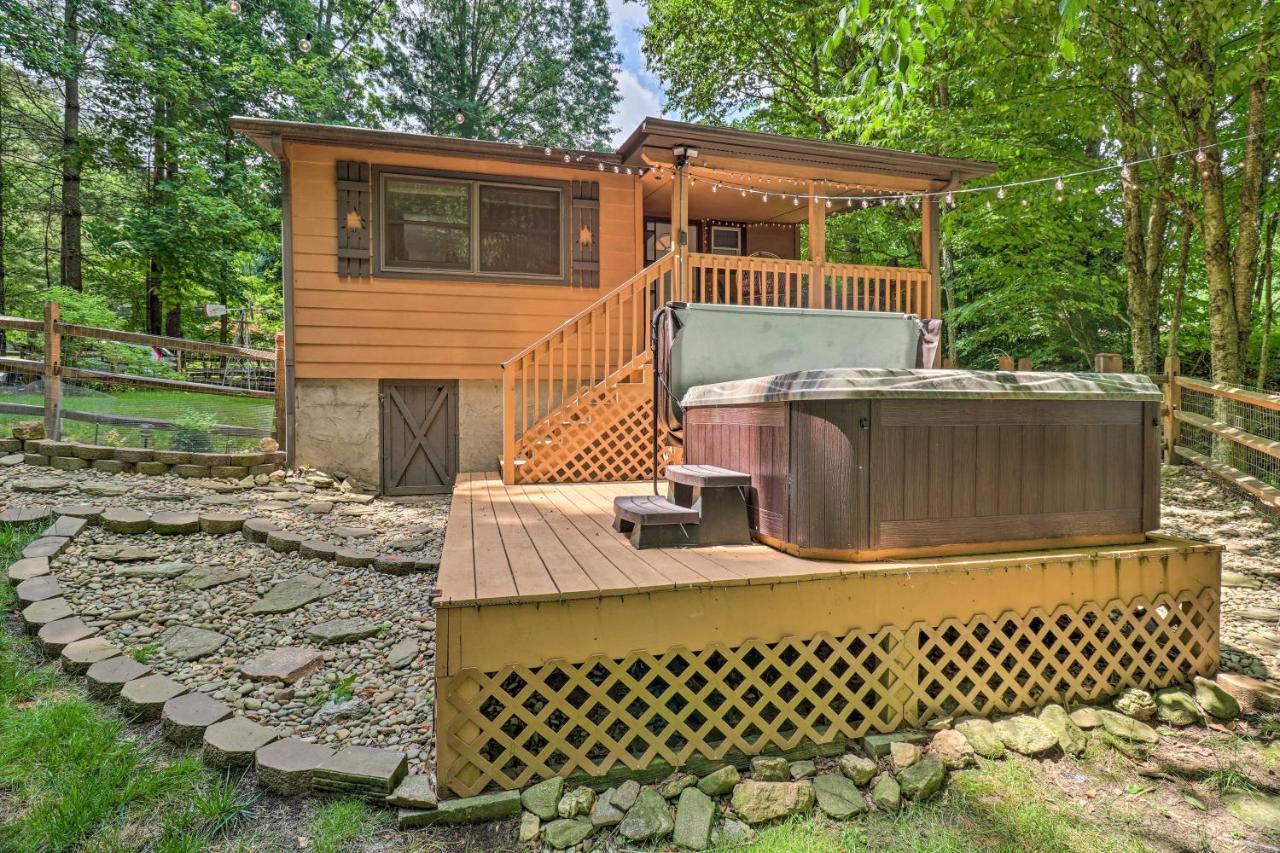 Vintage Creekside Cottage With Hot Tub And Grill! Maggie Valley Exterior photo