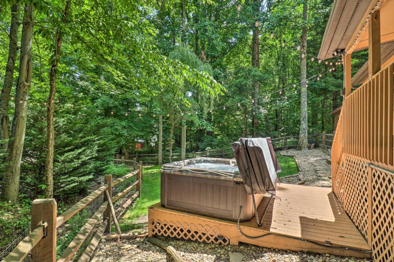 Vintage Creekside Cottage With Hot Tub And Grill! Maggie Valley Exterior photo